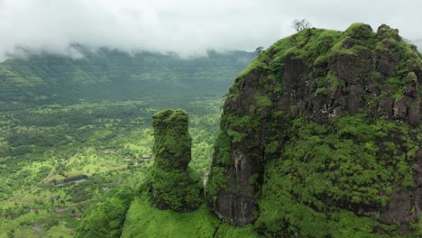 Drohne-Nähert-Sich-Einem-Einzigartigen,-Wohlwollenden-Berggipfel-Des-Sahyadri-In-Den-Westlichen-Ghats