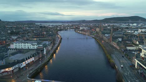 Wir-Fliegen-Den-Ness-River-Hinauf-In-Richtung-Beauly-Firth,-Vorbei-An-Der-Altstadt-Von-Inverness