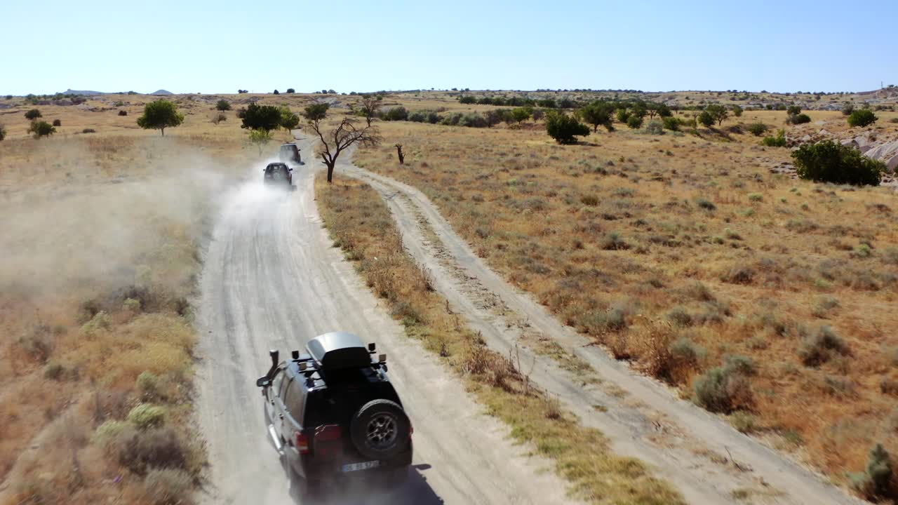 카파도키아에서 가장 흥미로운 모험 중 하나는 오프로드 차량을 타고 지역을 탐험하는 것입니다.