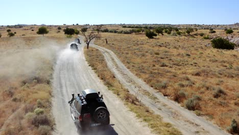 una de las aventuras más emocionantes en capadocia es explorar la región en un vehículo todoterreno