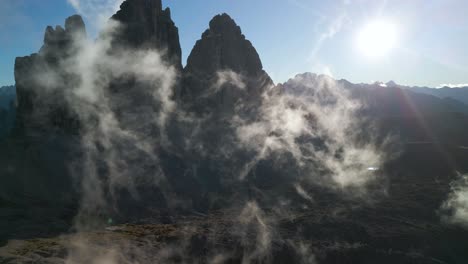 Silueta-De-Los-Picos-De-Las-Montañas-Rocosas-De-Los-Alpes-Dolomitas-De-Italia,-Antena