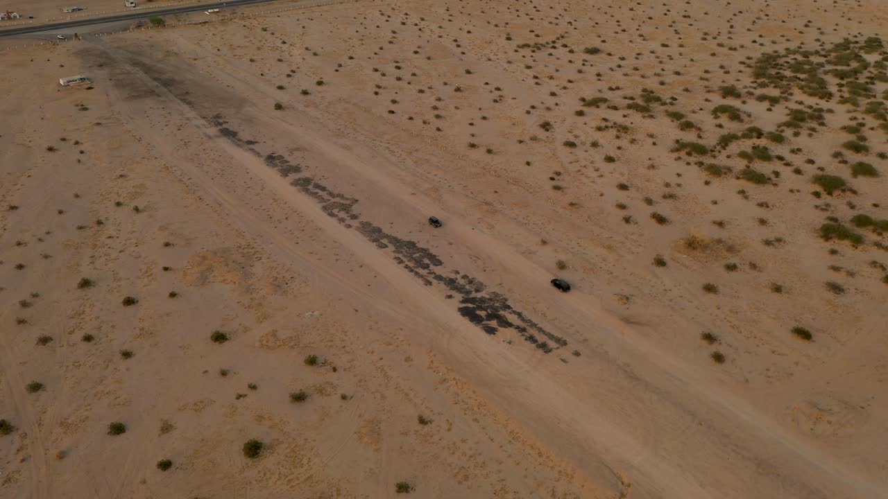 사막에 있는 두 대의 자동차, 소금 호수 사막 계곡에서 4k 드론 비디오