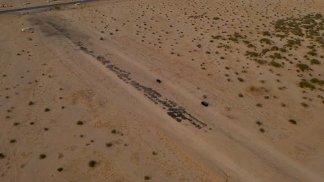 Dos-Autos-En-El-Desierto,-Video-De-Drones-De-4k-En-El-Valle-Del-Desierto-De-Lago-Salado