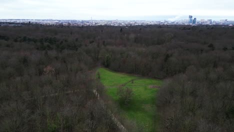 Una-Vista-Muy-Hermosa-Desde-Un-Dron-Del-Bosque-De-Vincennes-En-El-Distrito-12-De-París,-Donde-Normalmente-Camino-Y-Entreno-Todos-Los-Días.