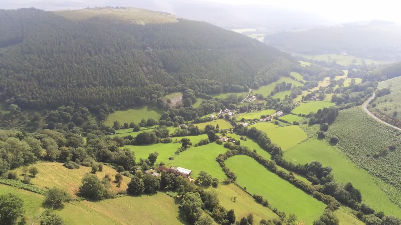 vista aérea paso de herradura exuberante paisaje brumoso valle de montaña pintoresca campiña rural derecho pan
