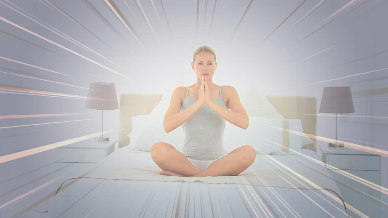 анимация движущихся линий над кавказской женщиной, практикующей йогу и медитирующей