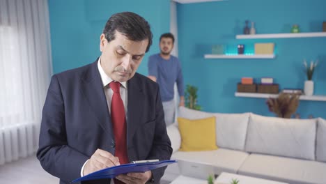 el oficial de retención que se apoderó de la casa del pobre e indefenso joven judicial y administrativamente.