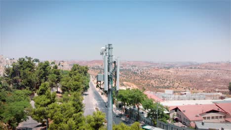 torre de celulares en el paisaje urbano
