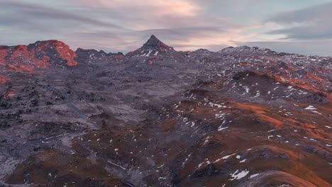 Zoom-De-Timelapse-Al-Atardecer-En-Vista-De-Pic-D-Anie-De-Pic-D-Arlas-En-La-Frontera-De-España-Francesa-Pirineos-Montañas-Otoño-Temporada-De-Otoño-Con-Picos-Nevados