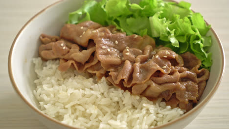 Hausgemachte-Japanische-Donburi-Reisschüssel-Mit-Schweinefleisch