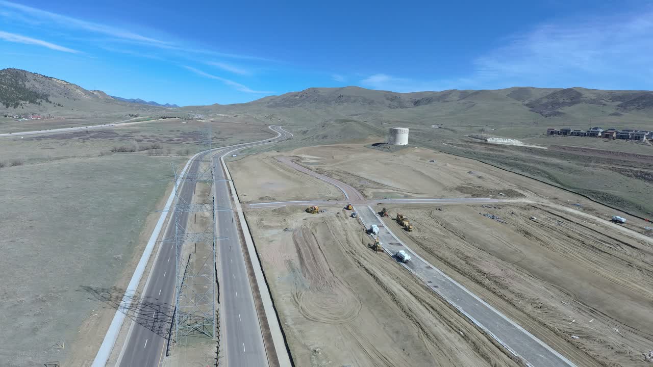 carreteras y obras de construcción en un cielo azul