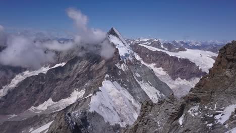 impresionante vista aérea del cervino, el monte cervino, el mont cervin y las montañas y valles circundantes de los alpes