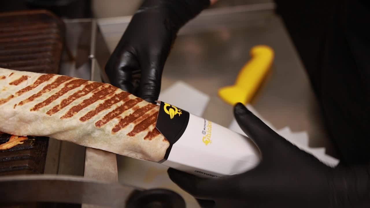 preparando un envoltorio en un restaurante