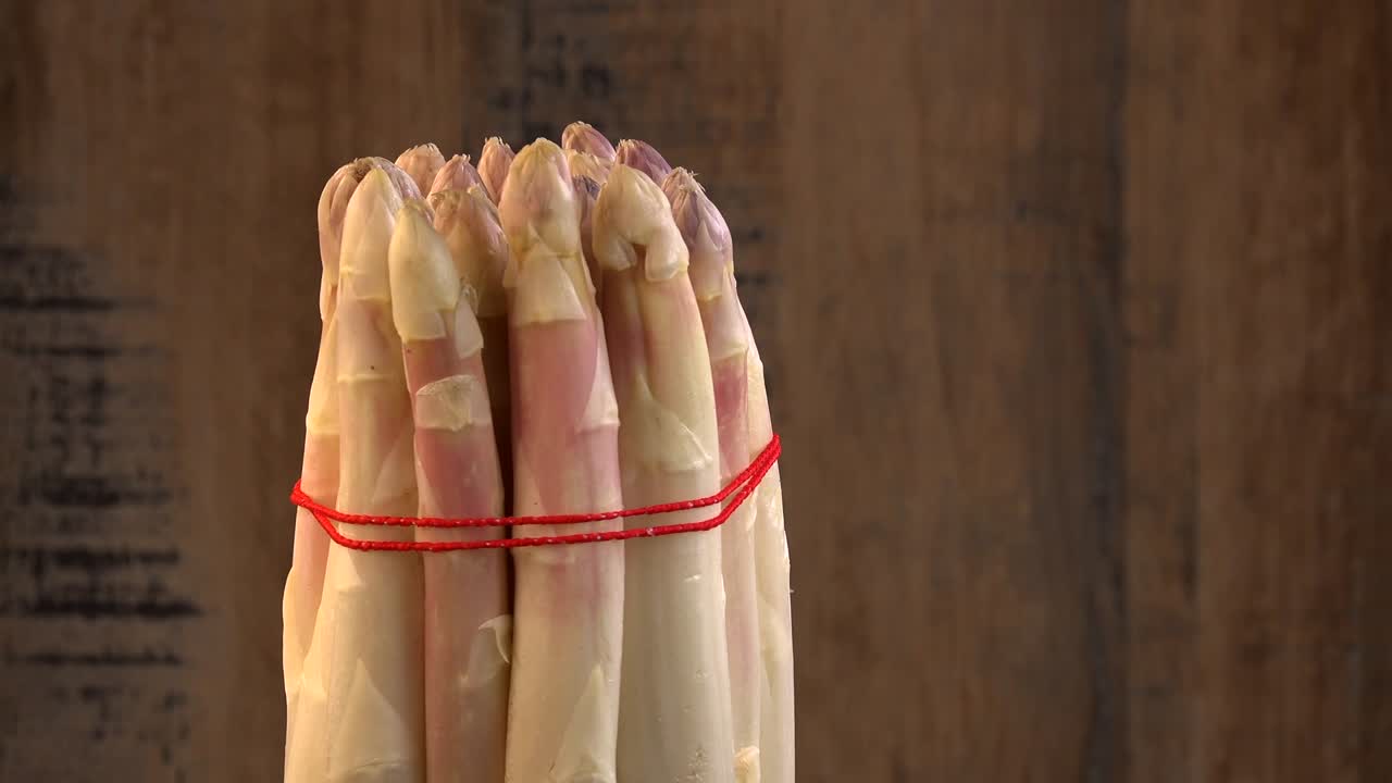 porción de espárragos blancos frescos en la mesa giratoria