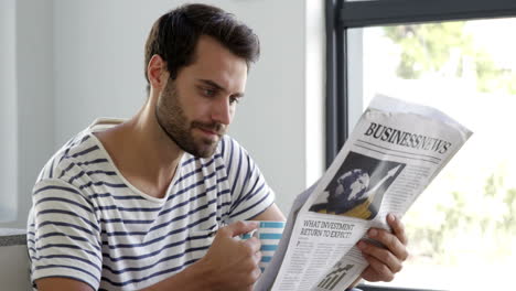 el hombre está leyendo el periódico.