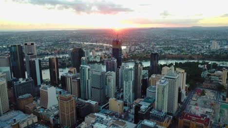 Vista-Aérea-En-Movimiento-Hacia-Adelante-De-Un-Cbd-De-La-Ciudad-De-Brisbane-Al-Amanecer