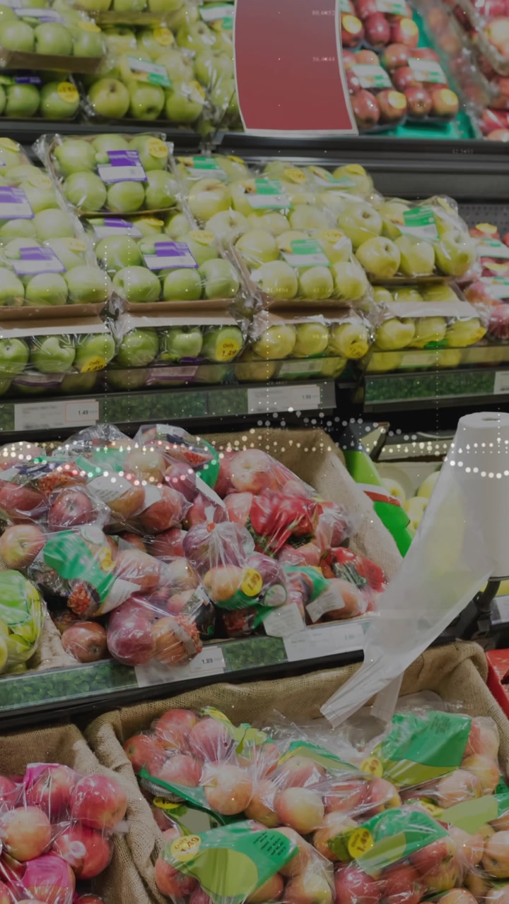 Bir markette raflardaki taze meyvelerin arka planında veri işleme animasyonu.