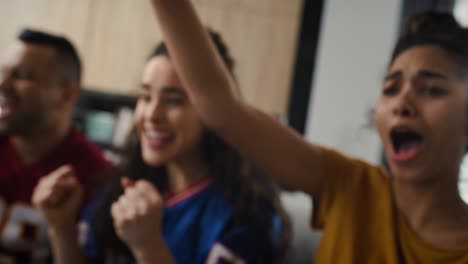 vídeo en primer plano de una joven africana juguetona