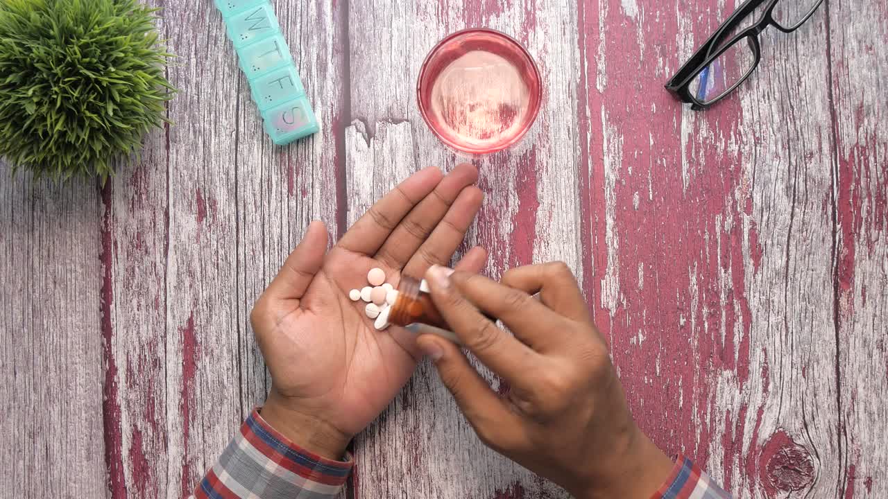 persona que toma pastillas