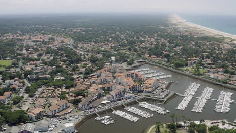 Drohnenaufnahmen-Der-Französischen-Hafenstadt-Capbreton-In-Der-Region-Aquitanien-Im-Süden-Frankreichs