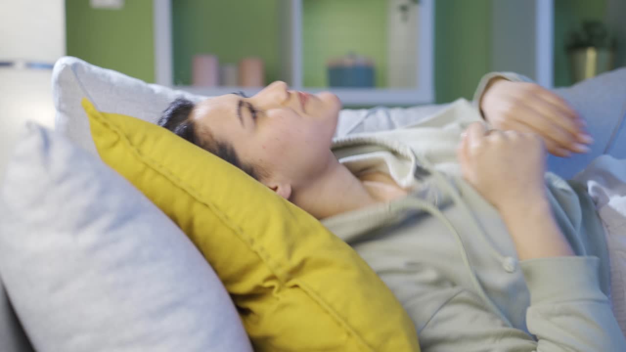 mujer joven con problemas para dormir.