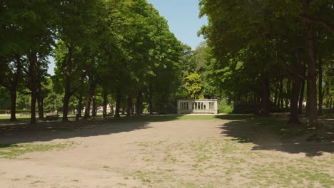 Parque-Del-Cincuentenario-En-Un-Tranquilo-Día-De-Verano-En-Bruselas,-Bélgica