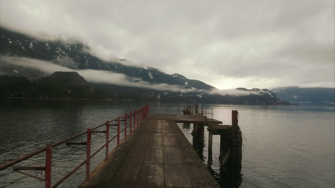 Squamish'teki madencilik alanının yakınında, sakin okyanus üzerindeki ahşap yaya yolunun havadan görünümü.