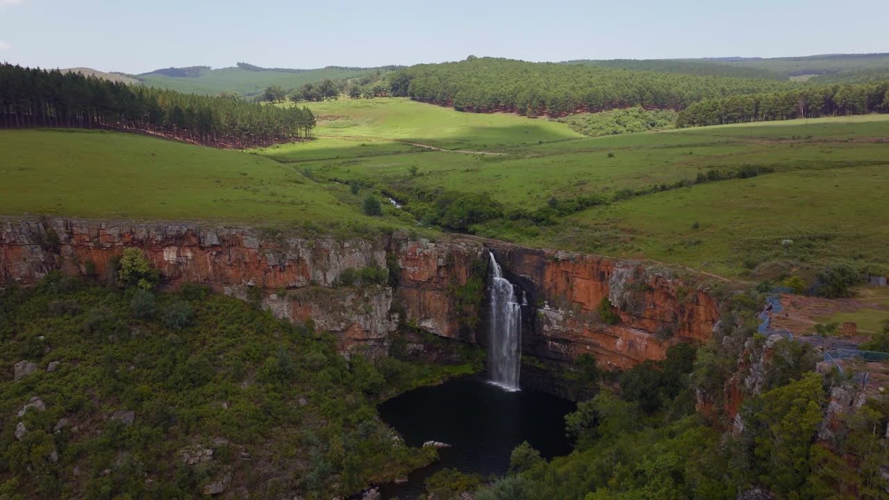 áfrica del sur avión no tripulado lisboa berlin cae cascadas sabie cinematográfico parque nacional kruger parcialmente nublado exuberante primavera verano verde impresionante paisaje del río arbusto lentamente hacia arriba movimiento