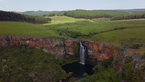 südafrika luftdrohne lissabon berlin wasserfälle sabie cinematic kruger nationalpark teilweise bewölkt üppig frühling sommer grün atemberaubende flusslandschaft busch langsam bewegung