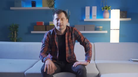 a un hombre malhumorado no le gusta nada, sólo se vuelve loco.