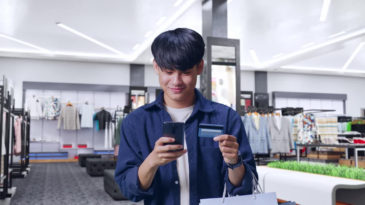 소매점에서 온라인으로 쇼핑하는 남자