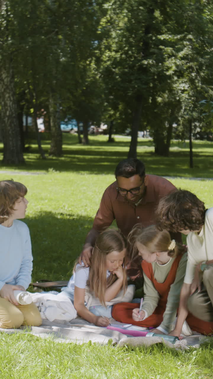 En grupp barn och en vuxen som njuter av utomhusaktiviteter och lär sig i en park.