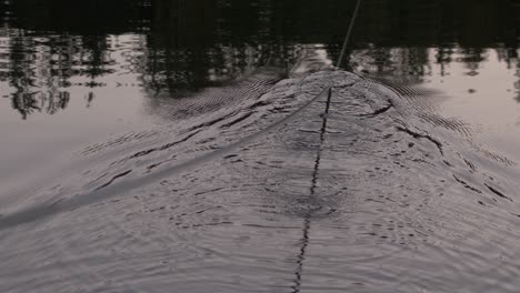 Wasser-Stimmungsvolles-Abendseil-In-Einem-Wasserziehen