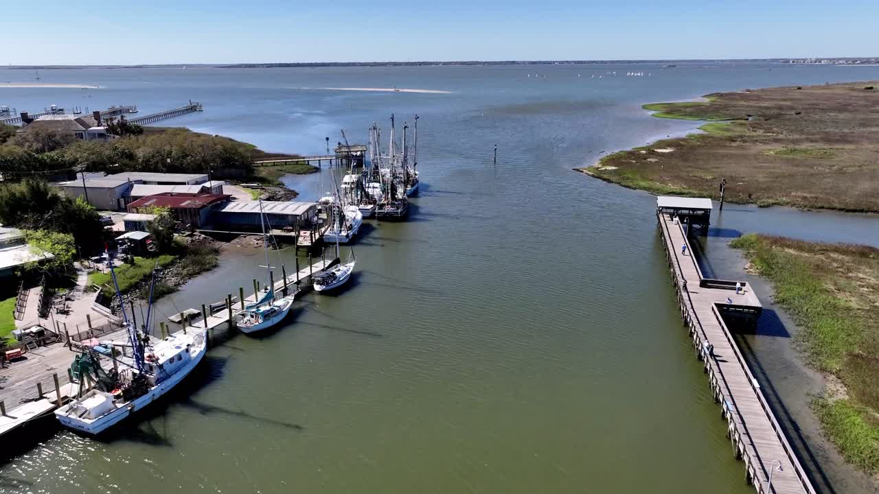 shem creek sc, 사우스캐롤라이나주 찰스턴 sc 근처 아래 새우 트롤 어선과 새우 보트가 있는 사우스캐롤라이나주 사우스캐롤라이나주