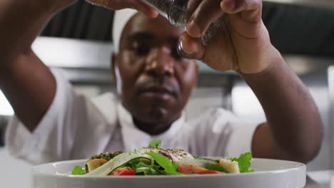 Chef-Afroamericano-Adornando-El-Plato-En-La-Cocina-Del-Restaurante