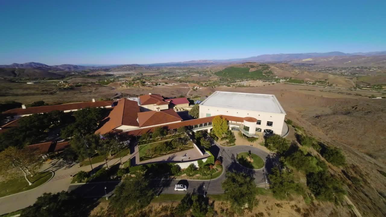 toma de drone de la biblioteca presidencial ronald reagan ubicada en mil robles california