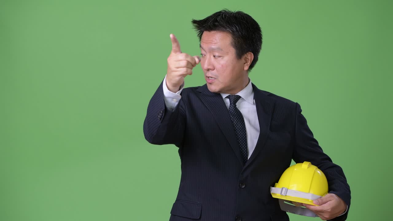 녹색 배경에 성숙한 일본 사업가