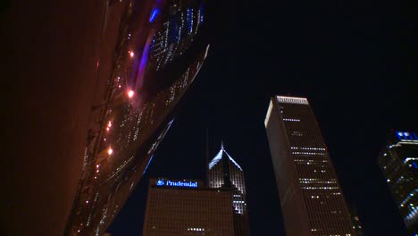 Skyline-Von-Downtown-Chicago-Bei-Nacht,-Die-Sich-Teilweise-In-Der-Bohne-Im-Millennium-Park-Widerspiegelt-1