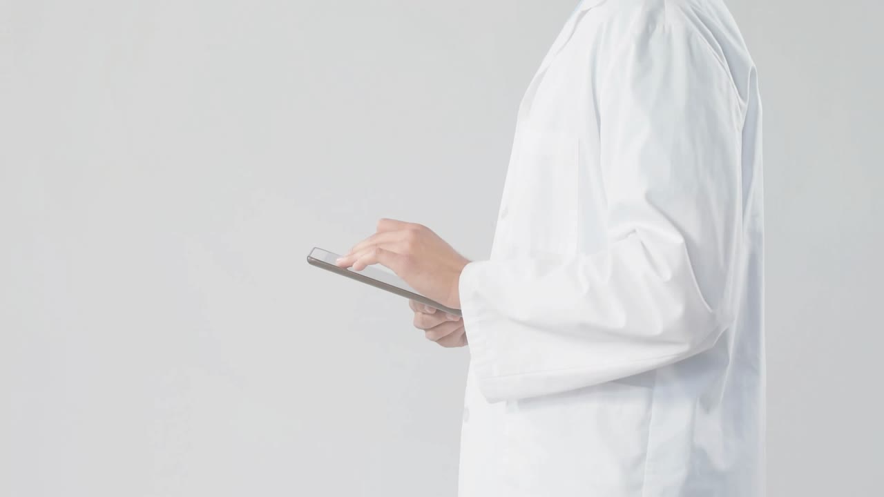 臨床医がタブレットをタップし、目のアイコンが付いた青色のHUDを起動して、スクロールしながら臨床データをレビューしている様子
