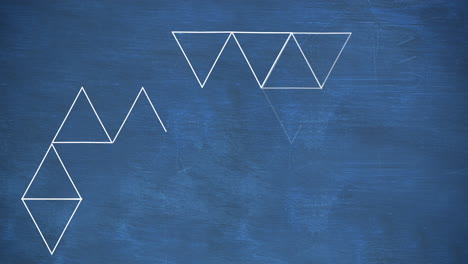 animación de formas triangulares abstractas contra el espacio de copia en fondo de pizarra azul
