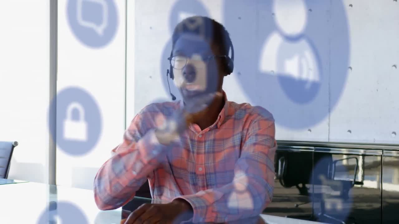 animación de iconos digitales sobre hombre de negocios usando auriculares de teléfono