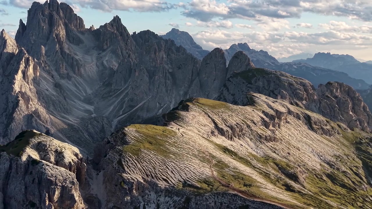 Vista cinematografica con drone dei Cadini di Misurina nella calda luce dell'ora d'oro vicino alle Tre Cime di Lavaredo nelle Dolomiti, Italia