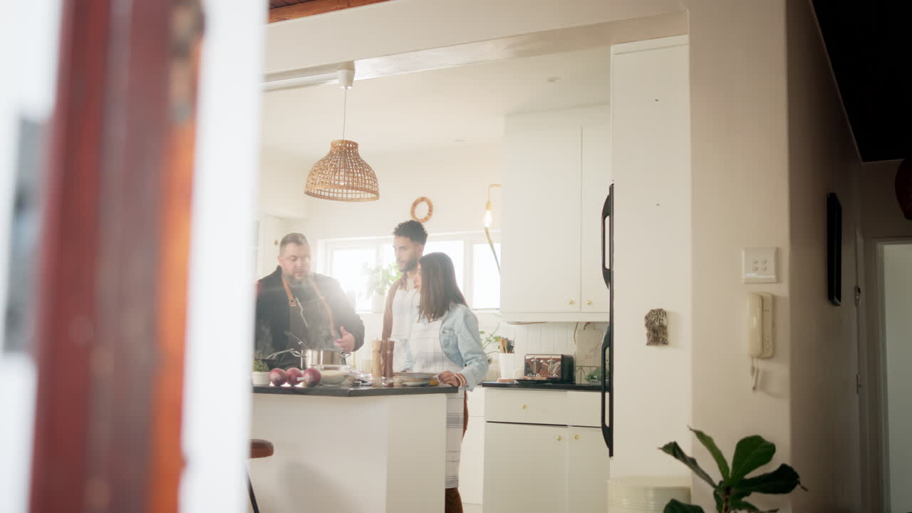 친구 들 이 현대적 인 부 에서 함께 요리 하고 있다