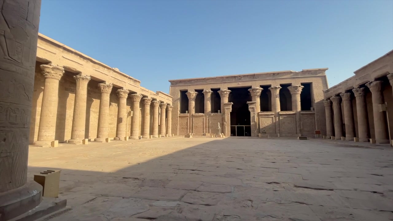 Panoramica della telecamera del solitario Tempio di Horus a Edfu in Egitto. Nessuno, senza persone. Architettura.