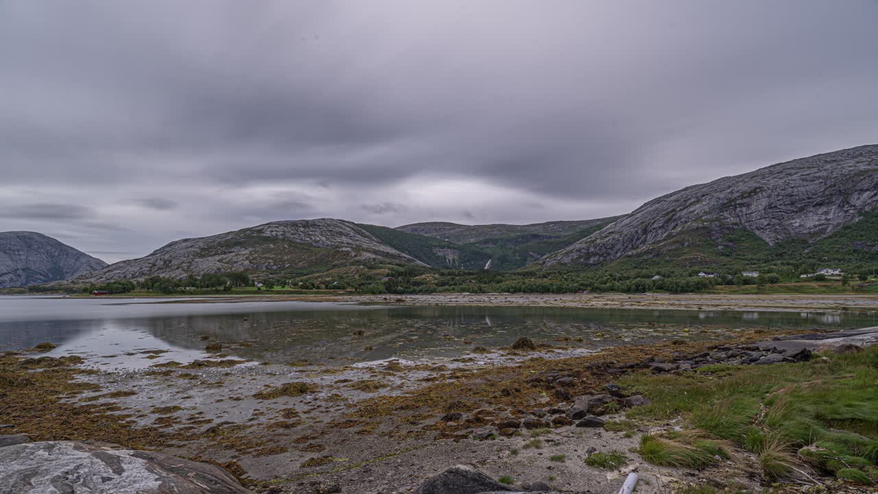 la marea viene lentamente en el fiordo cerca de kjelling, noruega