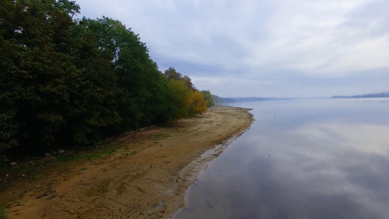 Herfstlandschap aan de oever van de rivier