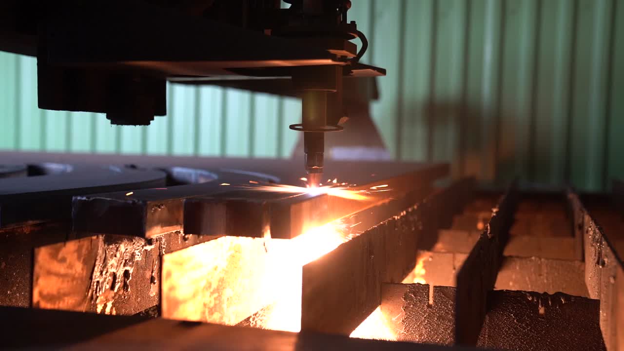 작업 중인 cnc 플라즈마 절단기