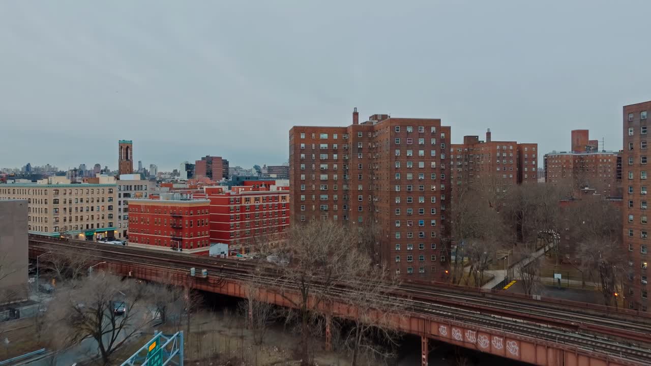 tiro en picada sobre carreteras y edificios en la ciudad de nueva york residencial, día, dron 4k