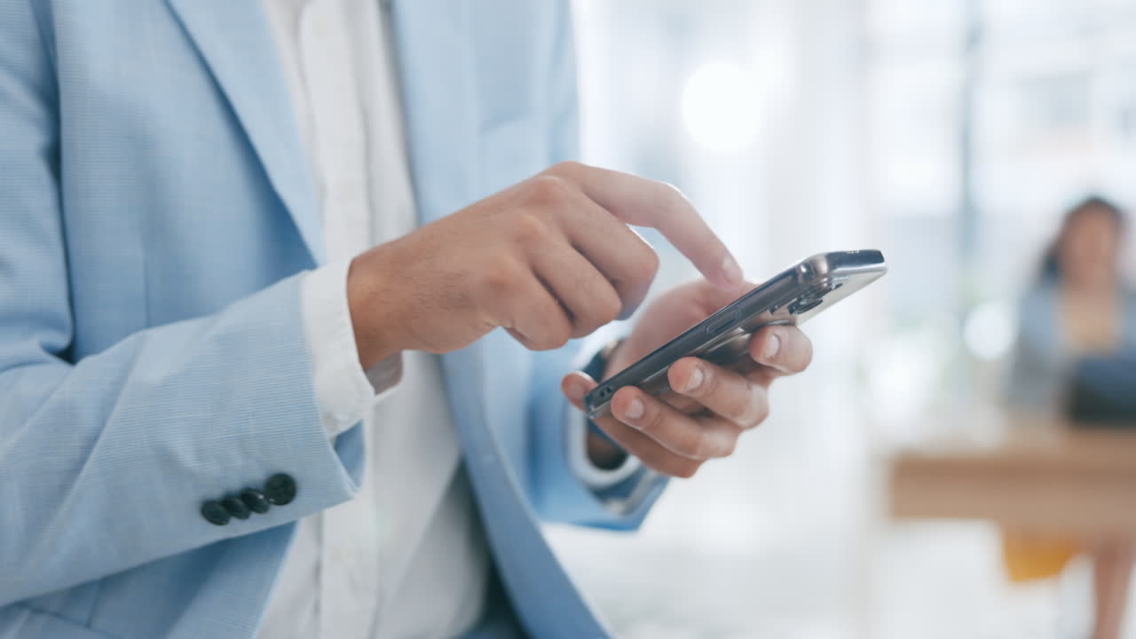 Digitare, telefono e mani di un uomo in ufficio