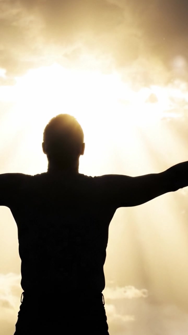 Inspirado pela Luz da Natureza: Uma Figura Sombreada Abraçando o Resplendor dos Raios de Sol Perfurando as Nuvens.